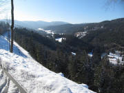 Blick von B�rental nach Westen �ber Zipfelhof (rechts) und Zipfelm�hle zum Feldberg am 16.2.2010
