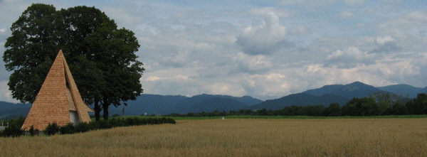 Blick ostw�rts am 25.7.2010 zur Annakapelle bei den Linden: Ebnet, Dreisamtal, Getreide, Schwarzwaldberge - einfach sch�n