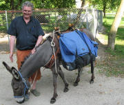 Der Ebneter Schlossherr mit einem Esel im Schlosspark am 11.7.2010