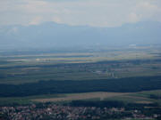 Tele-Blick von der Burgruine Husseren nach Osten �ber Eguisheim zum Belchen und Blauen am 3.8.2010