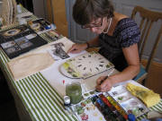 Kunsthandwerk Oberried 25.7.2010: Anne-Claire Fink bemalt ein Uhrenschild