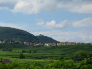 Blick von Pfaffenheim nach Norden �ber Gueberschwihr zum Chateau Husseren am 3.8.2010