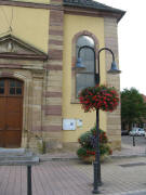 Pfaffenheim am 3.8.2010: Blumen an der Strassenlaterne und im K�bel - �berall