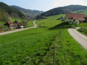 Blick �ber den Fu�hof (rechts) nach Ober-Eschbach am 27.4.2010