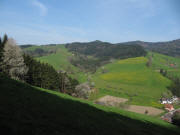 Blick nach Westen auf Eschbach am 27.4.2010 - rechts Schwabhansenhof in Hintereschbach, links oben Recklemartin