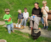 22.4.2010 - das Huhn Charlotte im Maisbach