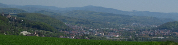 Blick von der Daurh�tte am T�llinger Berg nach Osten �ber L�rrach und Burg R�tteln (links) am 28.4.2010