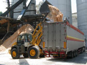 25.6.2010 in Buchenbach: S�gemehl zum Abtransport verladen