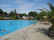 Blick nach Westen: Beheiztes Schwim-merbecken im Strandbad am 6.6.2010