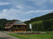 Blick nach Nordosten zum Wandres-Hof in Wagensteig am 3.7.2010