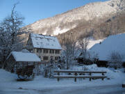 Blick nach Westen zu Verkaufsstand und Adamshof im Zastler am 15.12.2010 - Schnee und -5 Grad