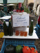 Frischer Apfelsaft am 23.10.2010 auf dem Freiburger M�nstermarkt