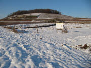 Blick nach Norden �ber das Ausgrabungsgebiet zum Enselberg am 4.12.2010 - Schnee und Frost