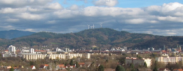 Buggi 50 am 13.11.2010 in Weingarten: Tele-Blick nach Osten über Freiburg zu Roßkopf-Windrädern und Kandel (links)