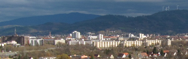 Buggi 50 am 13.11.2010 in Weingarten: Blick nach Nordosten über Freiburg zu Roßkopf (rechts) und Kandel (Mitte oben)