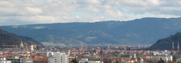 Buggi 50 am 13.11.2010 in Weingarten: Tele-Blick nach Osten  �ber Freiburg und Dreisamtal hoch zum Schwarzwald