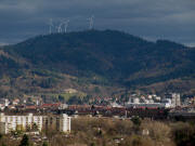 Buggi 50 am 13.11.2010 in Weingarten: Blick nach Nordosten �ber Herdern zu den Ro�kopf-Windr�dern