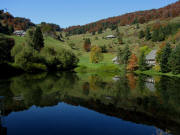 Blick nach Norden �ber den Dobelweiher zu Gegendrum-Hof, Schniederlihof und Dobelhof (von links) am 2.6.2006