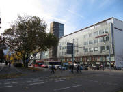 Blick nach S�den zu Bismarckallee bzw. Freiburger Hauptbahnhof (links)  am 4.11.2010 - kalt und austauschbar
