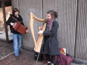 Lea und Batiste aus Mulhouse am 23.12.2010: Harfe und Akkordeon