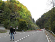 Gesperrte B31 vor Hirschsprung am 10.10.2010 - Inliner und Fu�g�nger