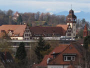 Tele-Blick von FR-Waldsee nach Westen �ber College Turenne und Lorettoberg zu den schneebedeckten Vogesen am 7,11,2010