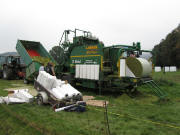 Pressen zu Ballen und Binden in Mantelfolie: Maispresse am 9.10.2010