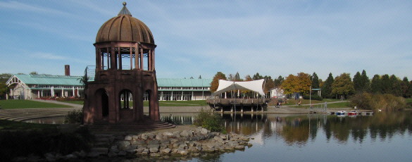 Blick nach Nordwesten zu B�rgerhaus, T�rmle und Seeb�hne (von links) am Fl�ckiger See am 29.10.2010