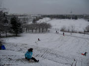 Seepark am 1.Advent 29.11.2010: Blick nach Westen zum Schlittenhang am Aussichtsturm