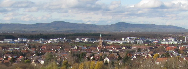 Tele-Blick vom Käppele nach Westen über St. Georgen zum Kaiserstuhl am 7.11.2010