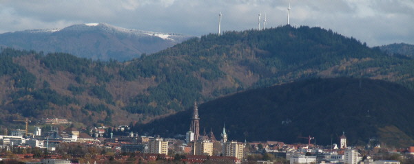 Blick vom Weinberg in St.Georgen nach Nordosten über Freiburg zum schneebedeckten Kandel am 7.11.2010