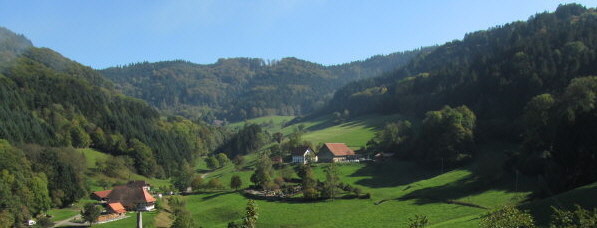 Blick vom Vogelsang nach Osten zu Reschhof (rechts) und B�rliadamshof im Suggental am 11.10.2010