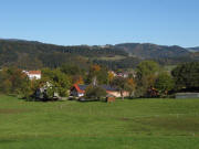 Tele-Blick vom Schweizermelchershof nach Norden über Thomashof und Burg-Birkenhof zum Lindenberg am 26.10.2010