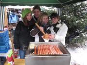 Weihnachtsmarkt 5.12.2010: Julia, Stefa, Laura und Lisa (v.l.) von der KJG bieten original M�nstermarktbratw�rste an