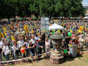 �ber 10000 Menschen auf dem Kirchplatz St�hlinger am 28.5.2011