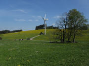 Breitnau-Hinterdorf am 25.4.2011: Blick  nach Westen zum Windrat auf dem Sattel vom Hohwart (1120 m)