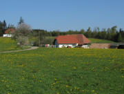 Blick nach Norden zum Kreuzmooshof sowie Wanderheim (links) am 17.4.2011