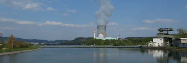 Blick nach Osten über den Rhein beim Wasserkraftwerk Dogern (rechts) zu Atomkraftwerk Leibstadt und Waldshut am 16.4.2011