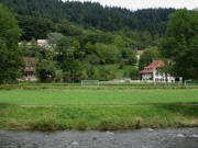 Blick nach Norden �ber die Dreisam am13.8.2011 zu Bauernhof (links) und ehem. Kartauswirtschaft - Johannisheim oben