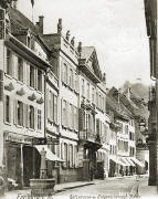 Blick nach Westen in die Salzstrasse 1905: Gro�herzogliche Palais links. Das im Zweiten Weltkrieg ausgebrannte Palais wurde 1962 bis 1965 wieder aufgebaut - heute Landgericht