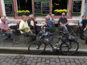Kunstmarkt FR-Altstadt am 2.9.2011: Schusterstrasse am Deutschen Haus - mit dem eBike zum Stammtisch