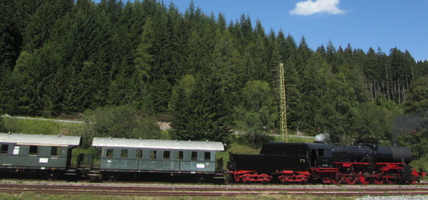 Blick nach Norden am Bahnhof Schluchsee-Seebrugg am 20.8.2011: Dampflok mit Personenwagen