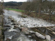 Blick nach Westen �stlich Ottiliensteg an der Dreisam: Fischtreppe links am 19.3.2011