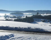 Blick vom Unteren Fahrenberg nach S�den �ber Breitnau zum Feldberg am 1.1.2011 - Hinterzarte links im Nebel