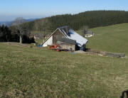 Blick nach Westen am 21.3.2011 �bers Kapfenh�usle zu Schneiderh�usle (rechts) und Kapfenmathishof (links)
