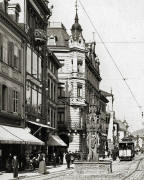 Warenhaus-Neubau von Sally Knopf um 1900 mit den �Schaufenstern� �ber drei Etagen (links)