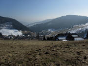 Blick von Oberh�user nach S�den �ber Muggenbrunn ins diesige Wiesental am 5.3.2011