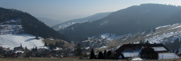 Blick von Oberh�user nach S�den �ber Muggenbrunn ins diesige Wiesental am 5.3.2011
