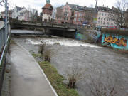 Blick nach Westen über die Hochwasser-Dreisam zur Schwabentorbrücke am 8.1.2011