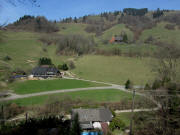 Blick von der Strasse Spielweg-Neuhof nach Westen zum Salzbauernhof am Fu� der Sonnhalde am 24.3.2011 oben Mitte der Trupeleshof